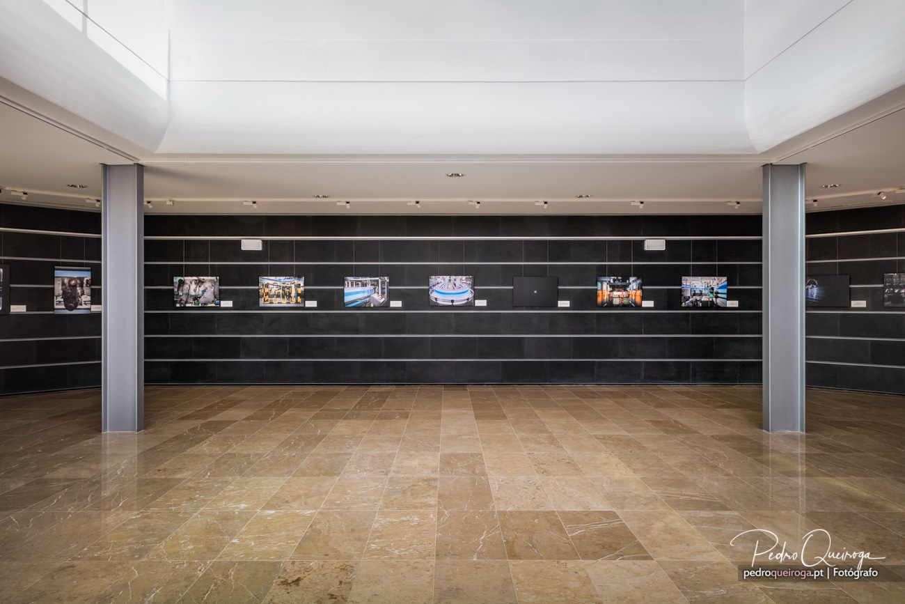 Mur frontal du hall de l'exposition, avec plusieurs cadres