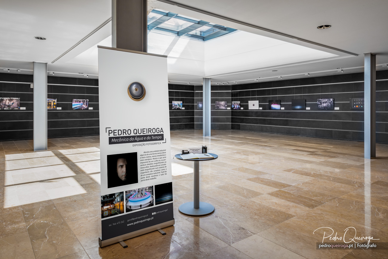 Affiche verticale annonçant l'exposition