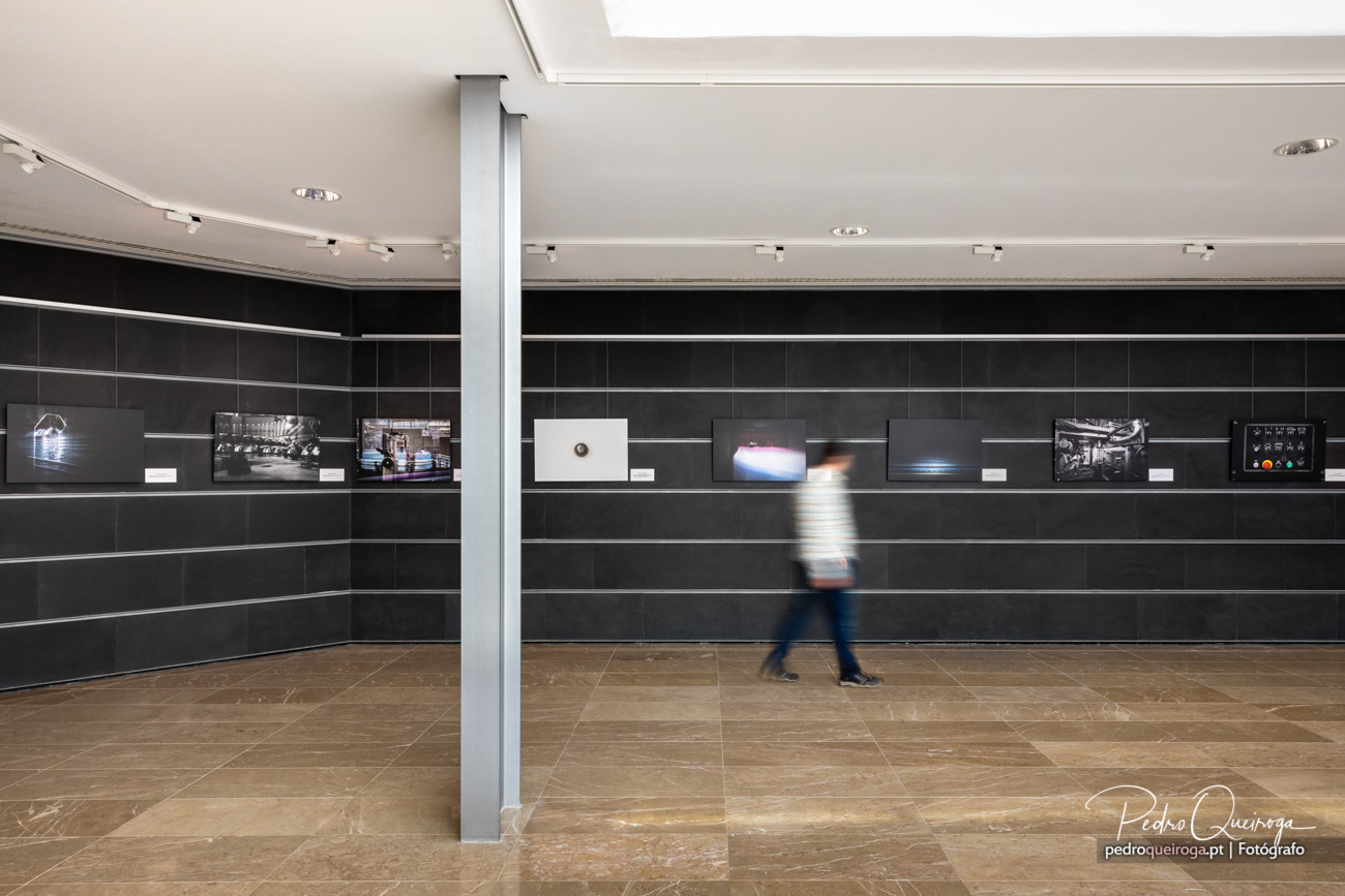 Le photographe auteur de l'exposition, avec un effet de flou de mouvement