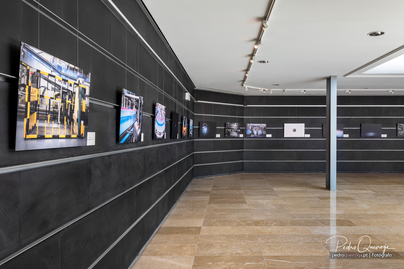 Vue latérale de l'un des murs, avec les cadres exposés