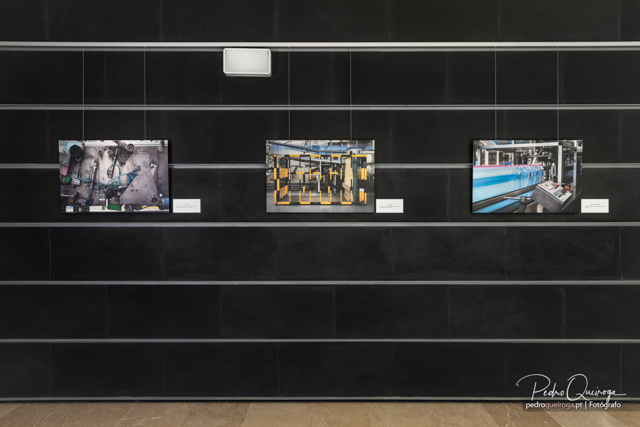 Détail rapproché de 3 photographies exposées