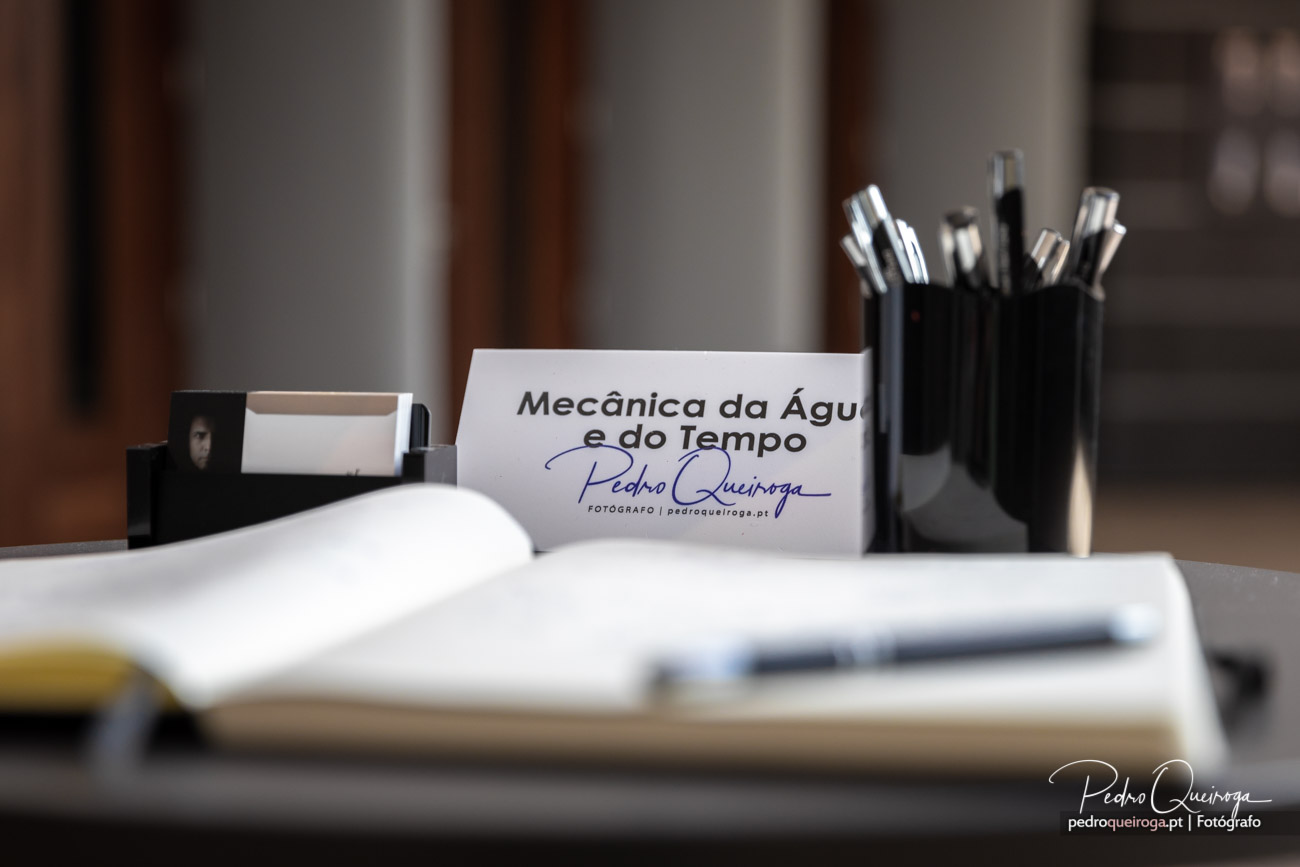 Table de support et d'accueil, avec livre d'or et stylos