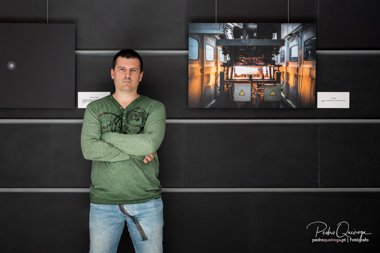 Le photographe Pedro Queiroga à côté de l'une des photos