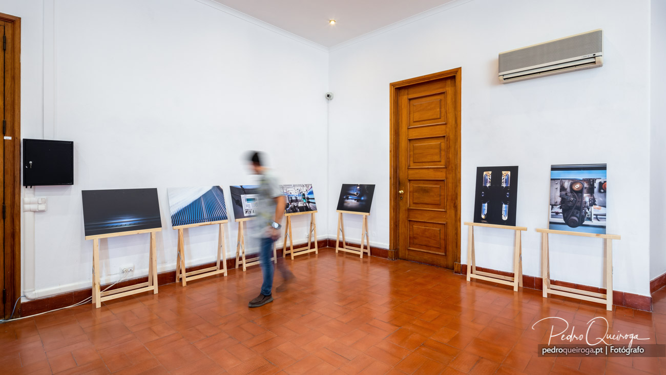 Photographe dans la salle d'expositions de la CCDR