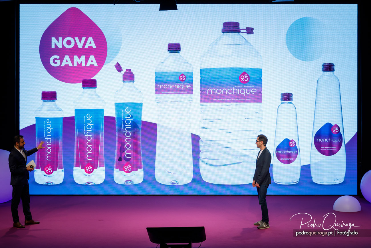 Apresentação corporativa da nova gama de garrafas de água Monchique em diferentes tamanhos num ecrã gigante