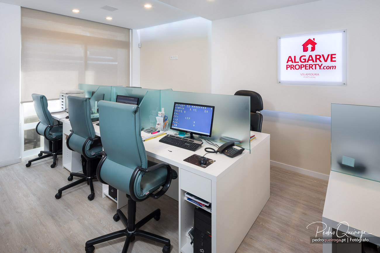 Escritório moderno com divisórias turquesa e secretárias equipadas da Algarve Property em Vilamoura