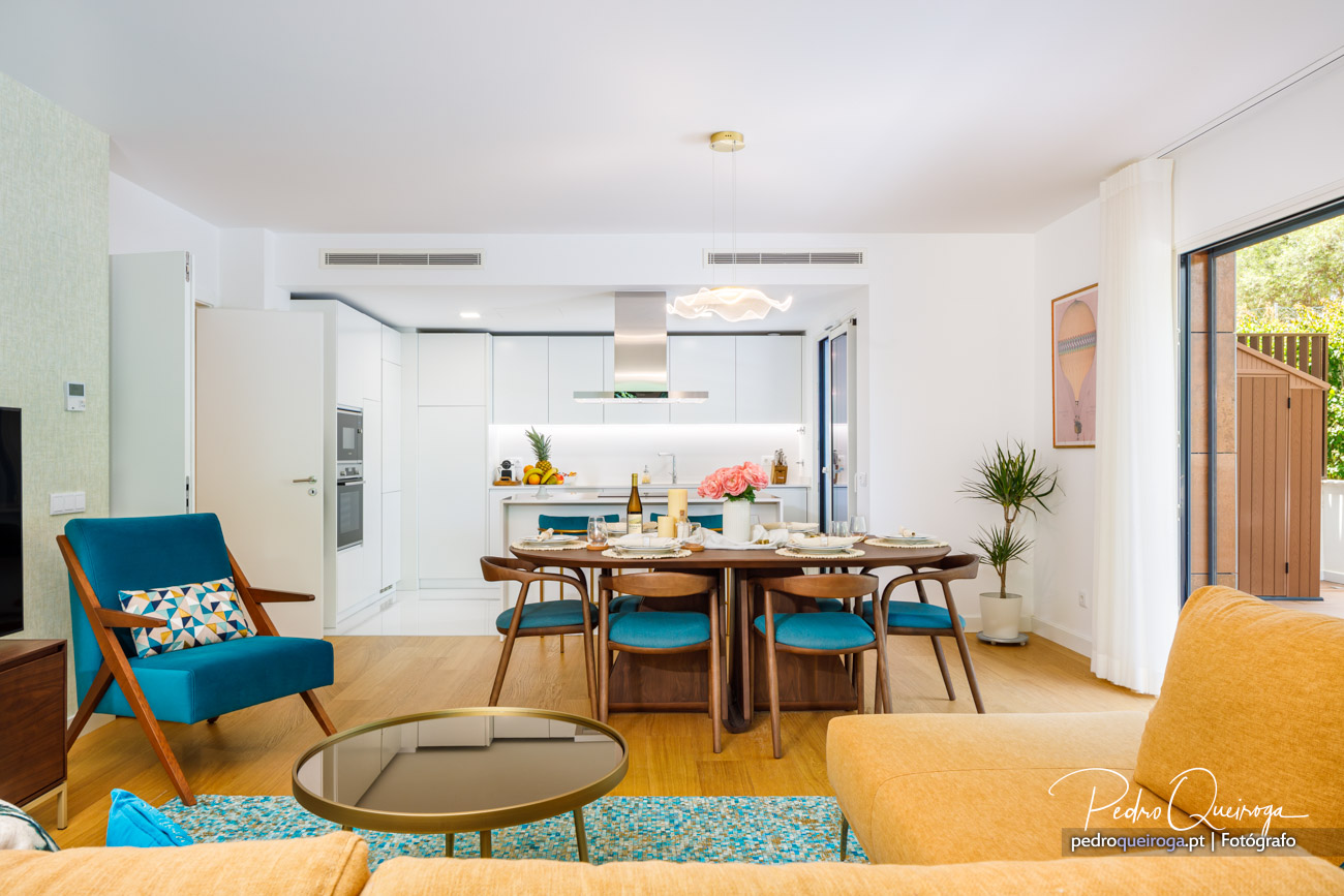 Sala de estar e jantar em conceito aberto com cozinha moderna, ideal para apartamento de hotel contemporâneo