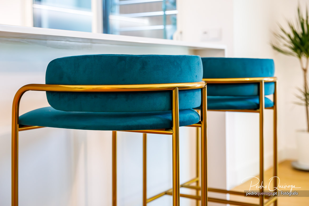 Bancos altos em veludo azul-turquesa com estrutura dourada, perfeitos para fotografias de interiores modernos