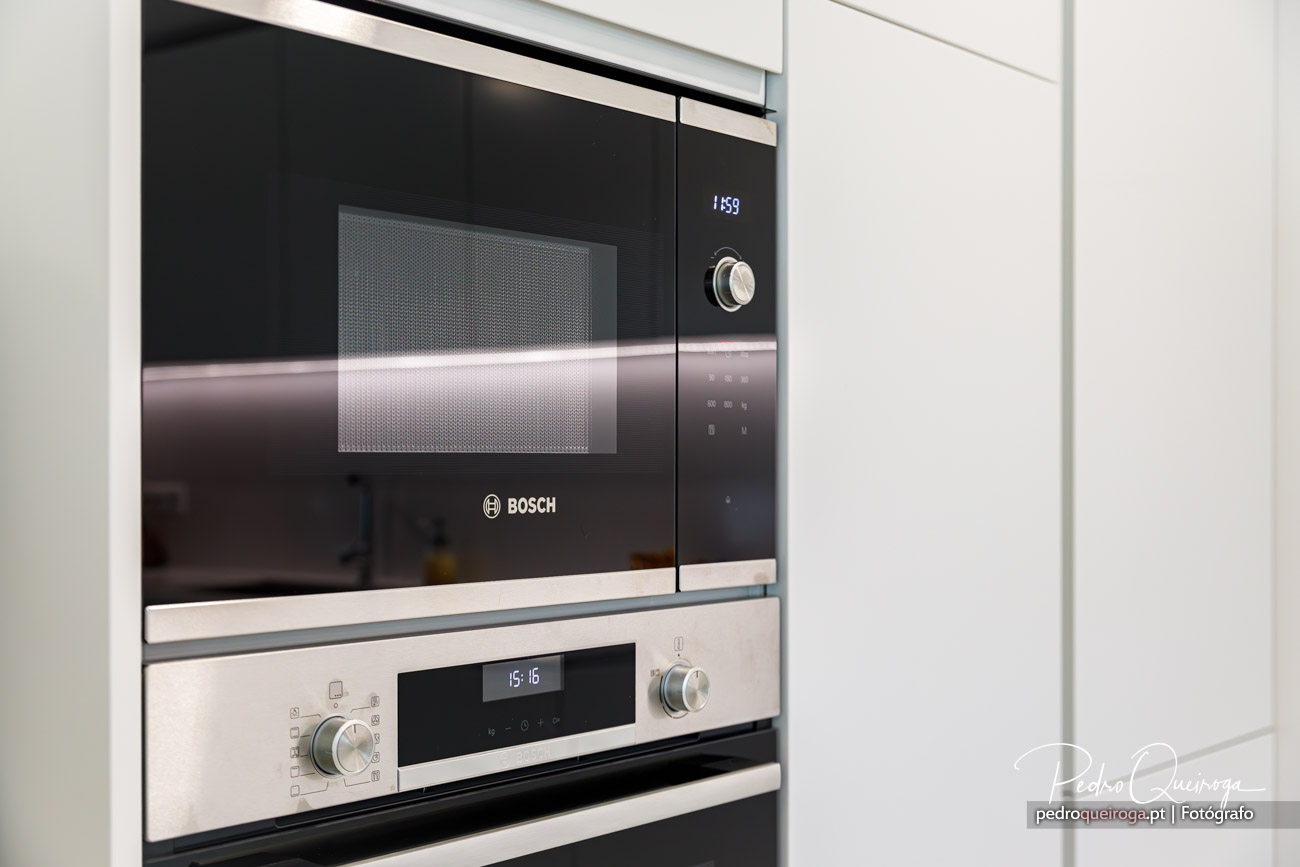 Micro-ondas e forno Bosch encastrados em coluna branca moderna, com painel digital e acabamentos em inox