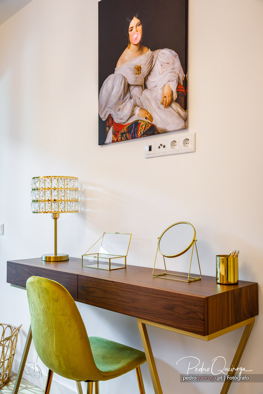 Quarto elegante com penteadeira em madeira e detalhes dourados, ideal para fotografia de imobiliárias