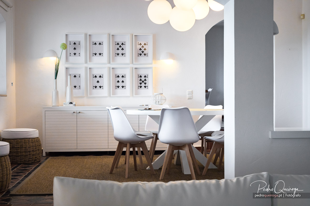 Sala de jantar moderna com quadros emoldurados de cartas de jogar na parede, decoração minimalista e elegante