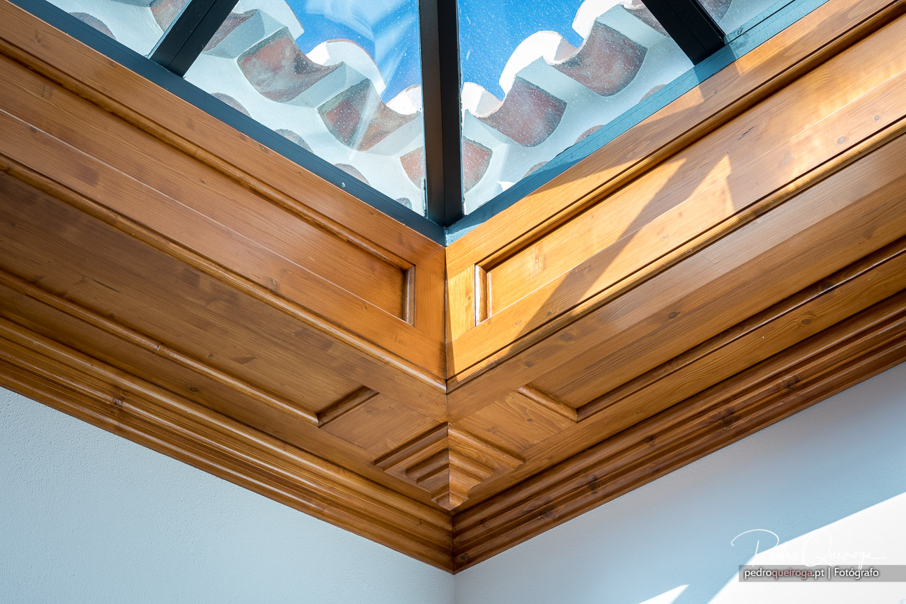 Claraboia em madeira com vidros decorativos numa composição fotográfica de arquitetura de interiores elegante