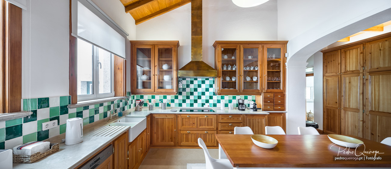 Cozinha ampla e luminosa com móveis em madeira e azulejos verdes, ideal para turismo rural ou hotel de charme