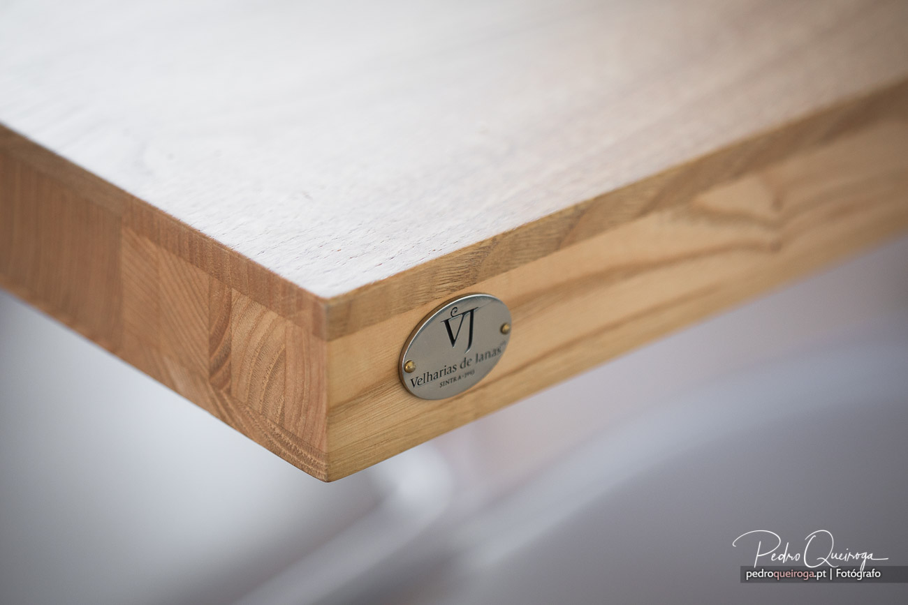 Detalhe de móvel em madeira com placa metálica Velharias de Janard, carpintaria de qualidade no Algarve