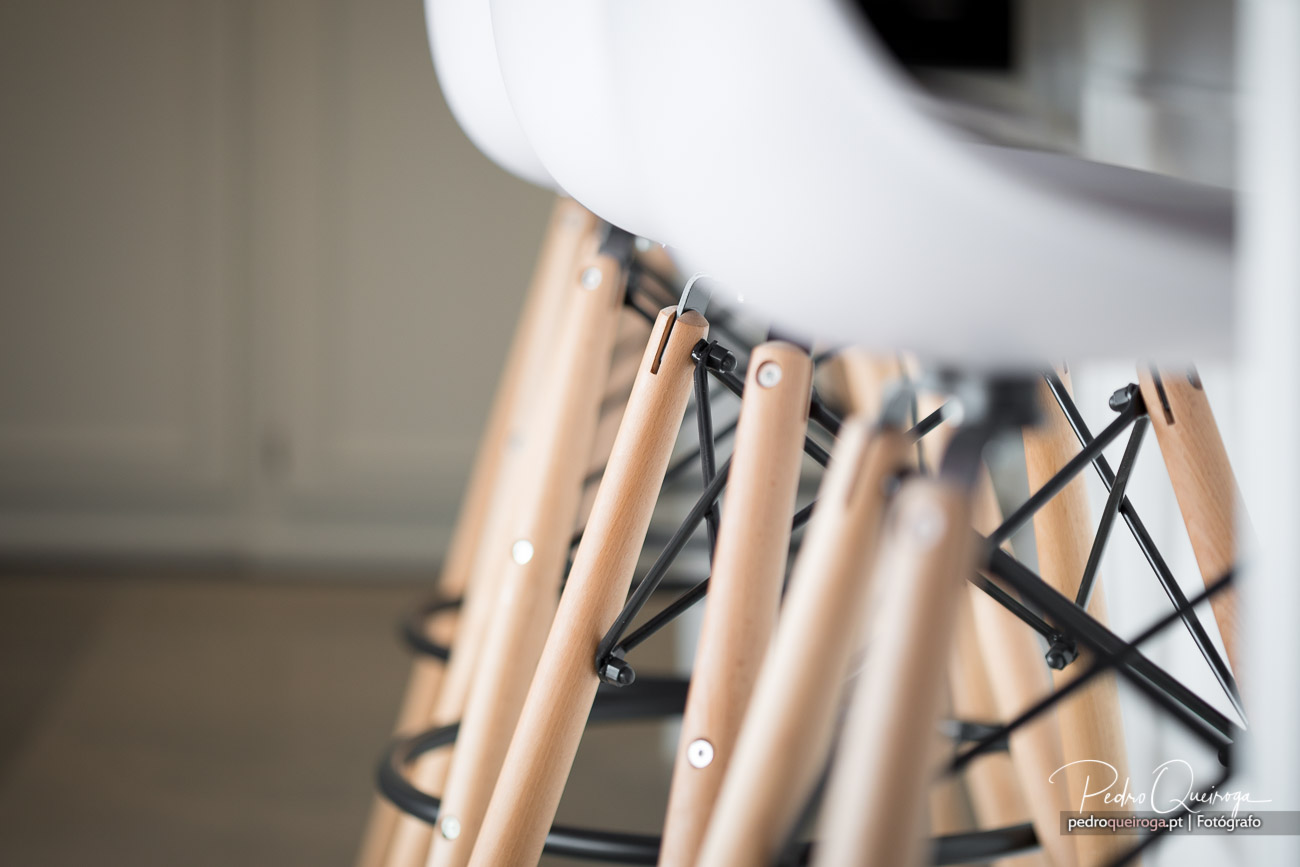 Cadeira branca moderna com estrutura em madeira clara e metal preto, fotografia de interiores por Pedro Queiroga