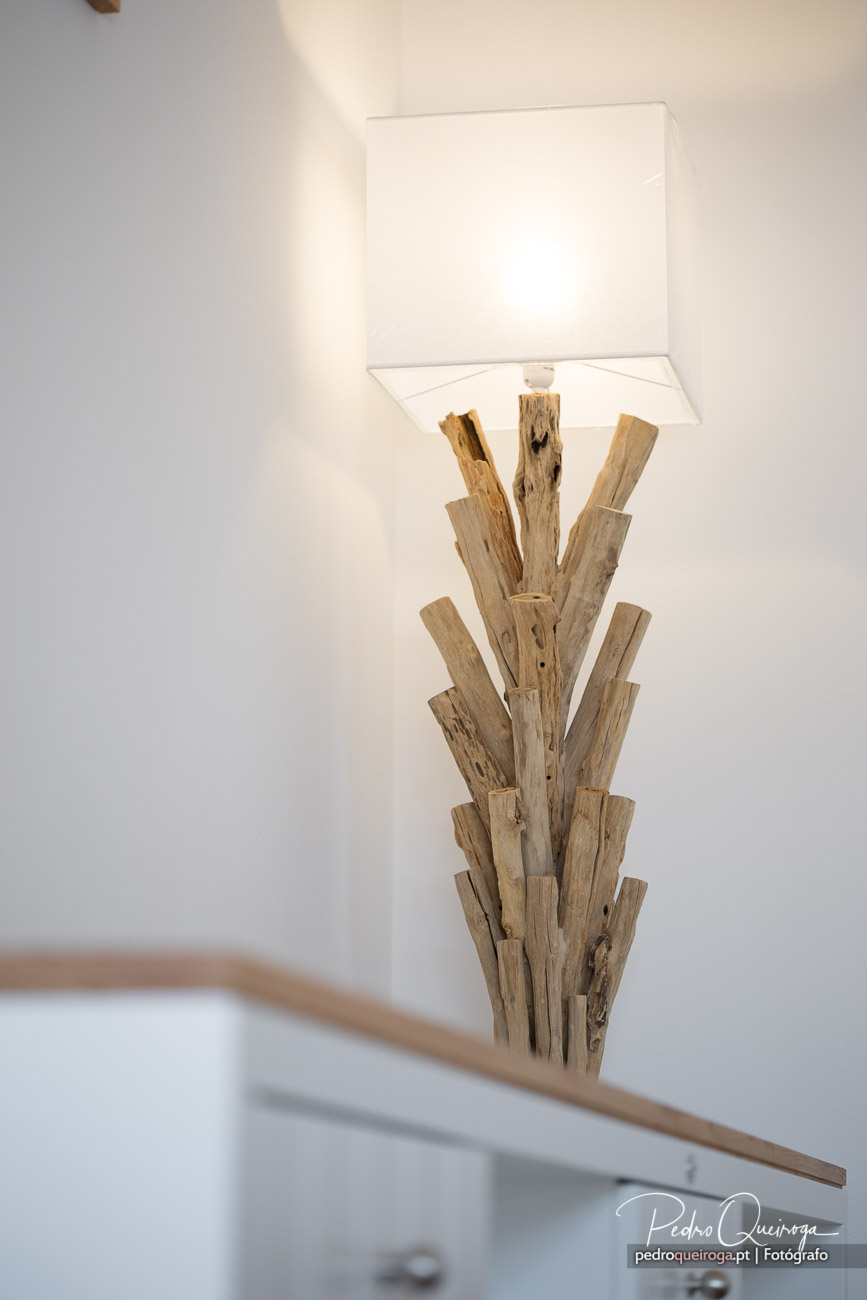 Candeeiro de parede rústico em madeira reciclada, detalhe decorativo ideal para fotografia imobiliário de interiores.