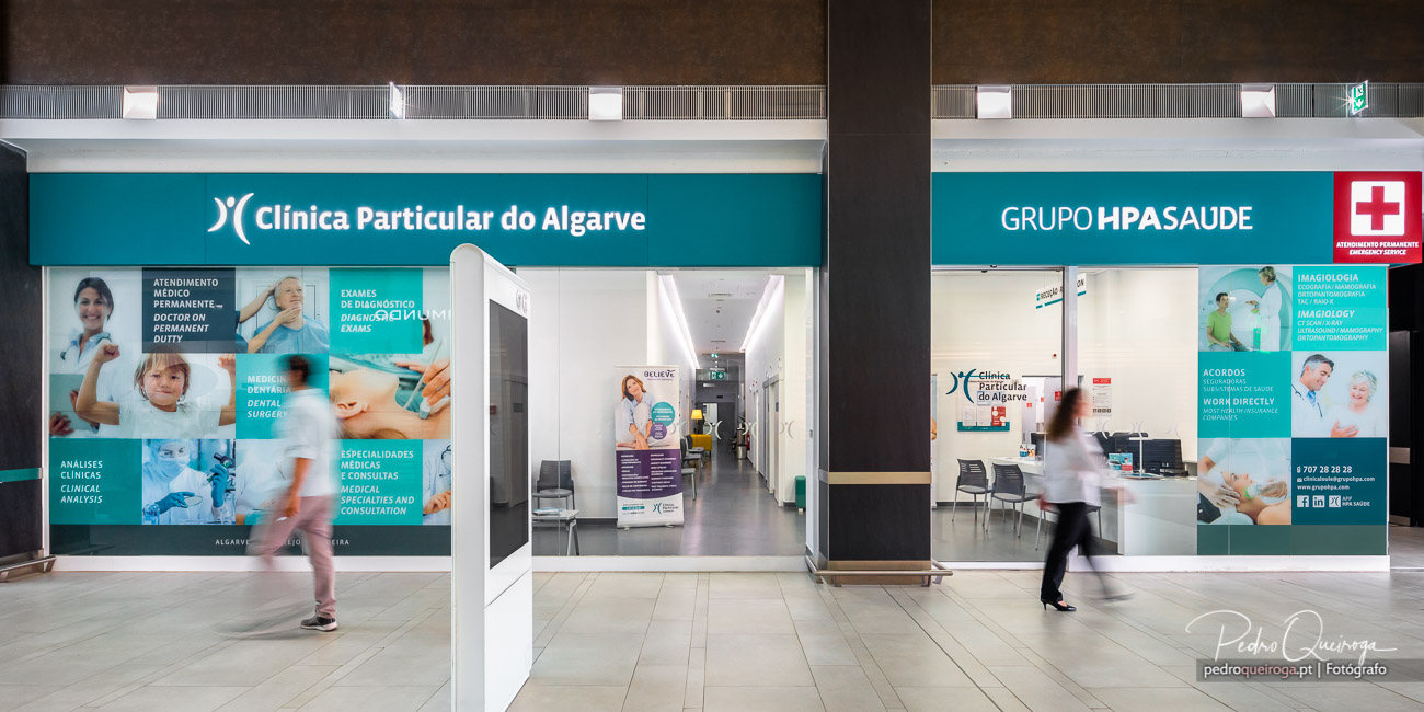 Fotografia de arquitectura da Clínica Particular do Algarve e Grupo HPA Saúde com pessoas em movimento na entrada