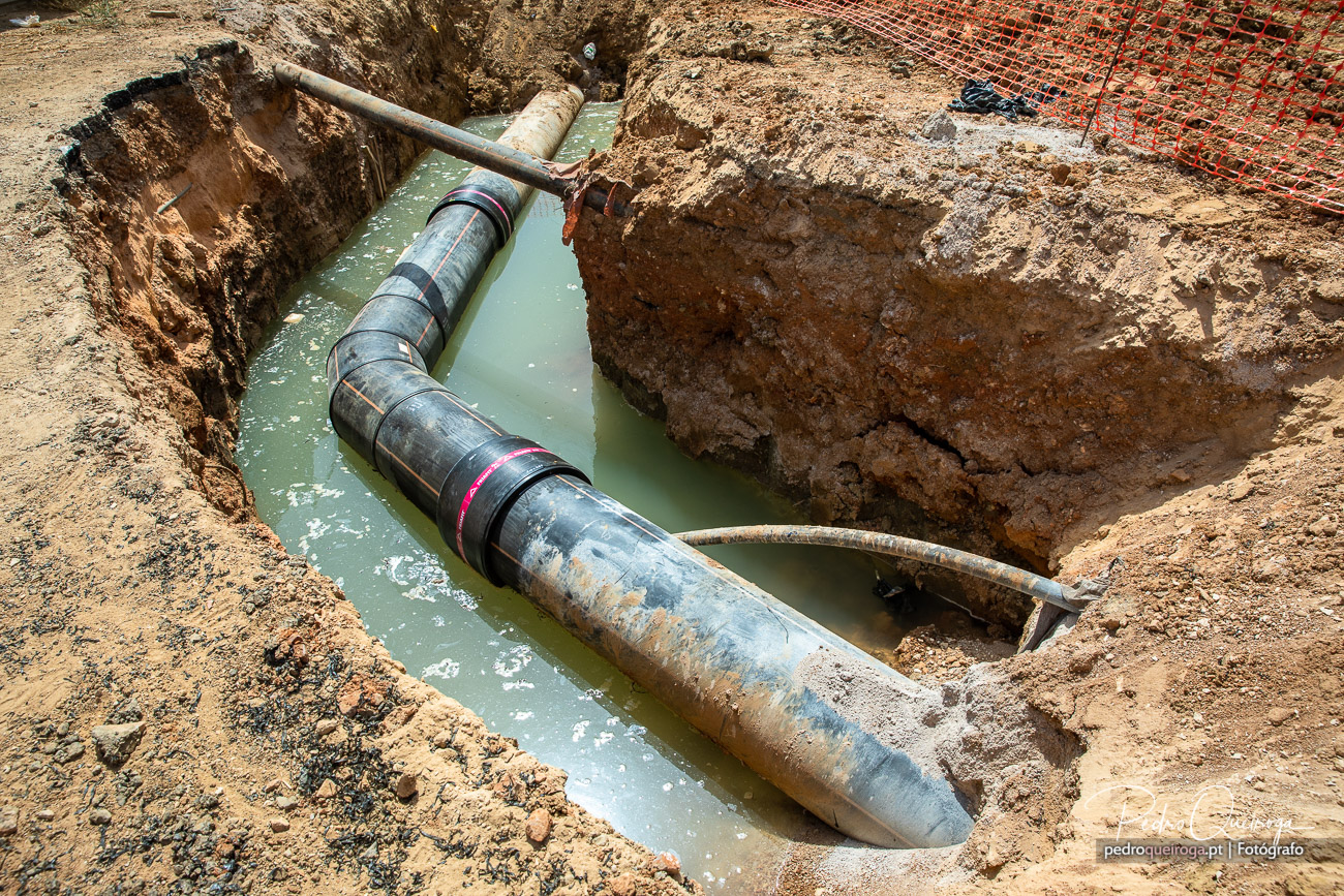 Trabalhadores da construção civil a operar em estrutura de obra no Algarve