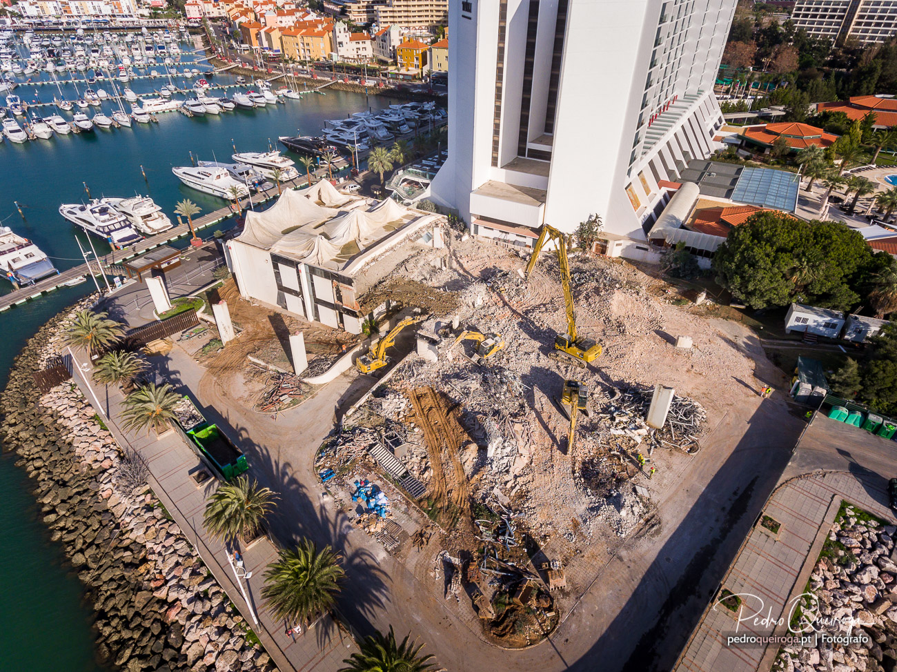 Máquinas pesadas a realizar trabalhos de demolição estrutural no antigo Hotel Tivoli