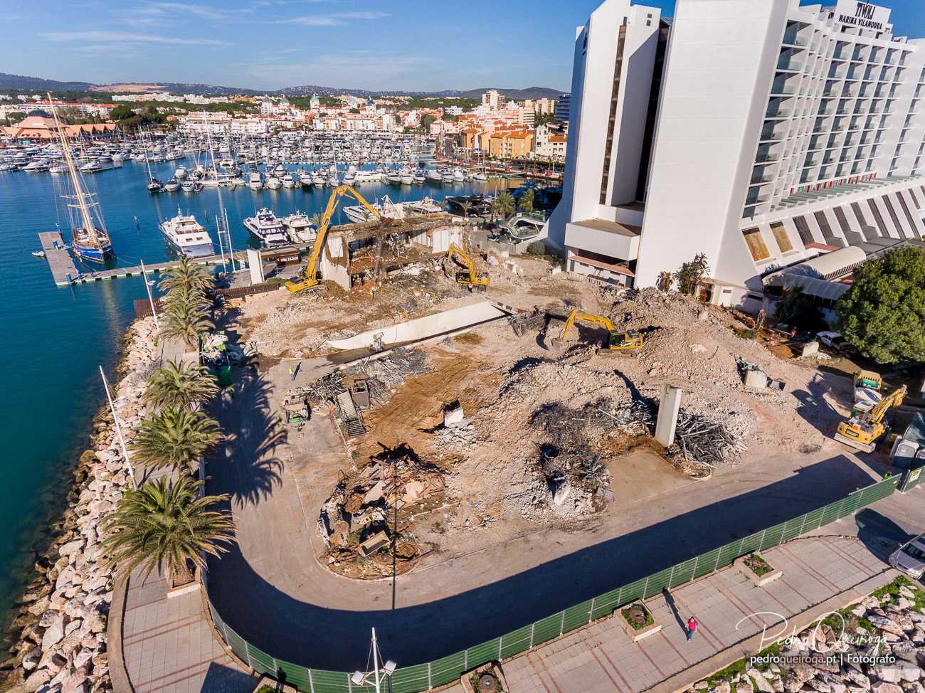Vista aérea da fase avançada de demolição com o Hotel Tivoli Marina Vilamoura visível à direita e marina ao fundo