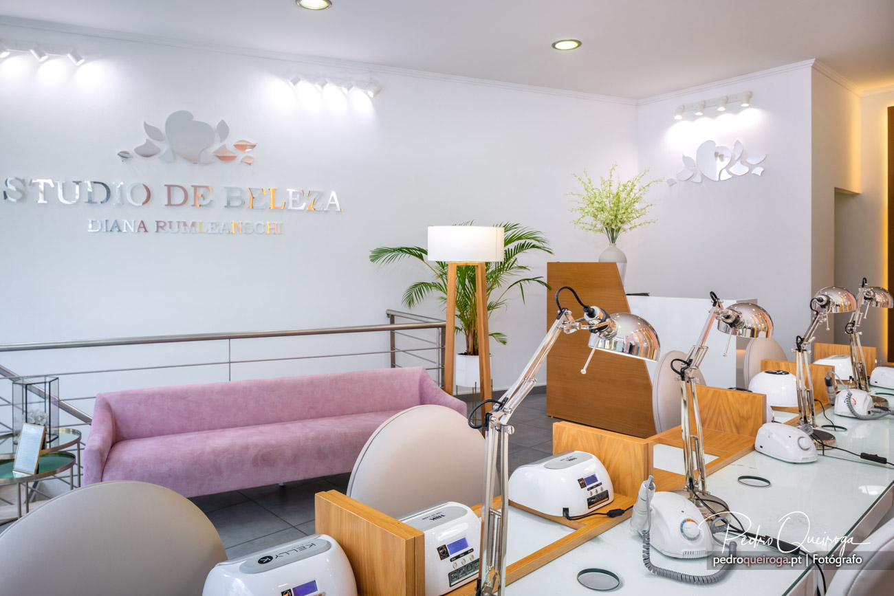 Interior luminoso do Studio de Beleza Diana Rumleanschi, captado em reportagem fotográfica com sofá rosa e equipamentos.