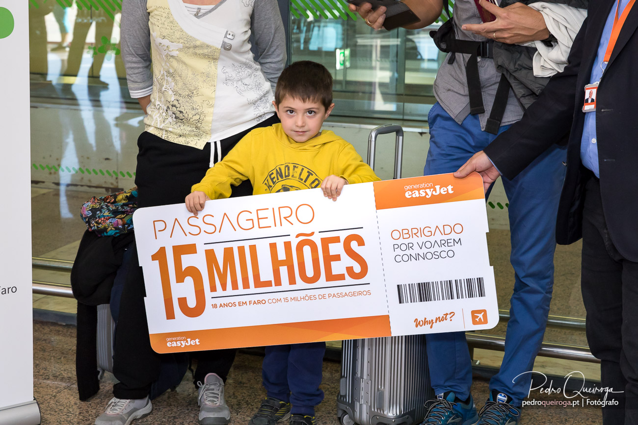Criança celebra passageiro 15 milhões da easyJet em Faro numa cobertura fotográfica do aeroporto algarvio