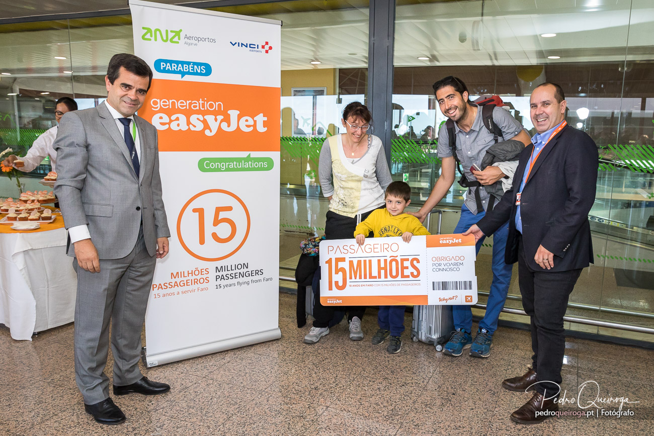 Família celebra o passageiro 15 milhões da easyJet no aeroporto de Faro com representantes da companhia