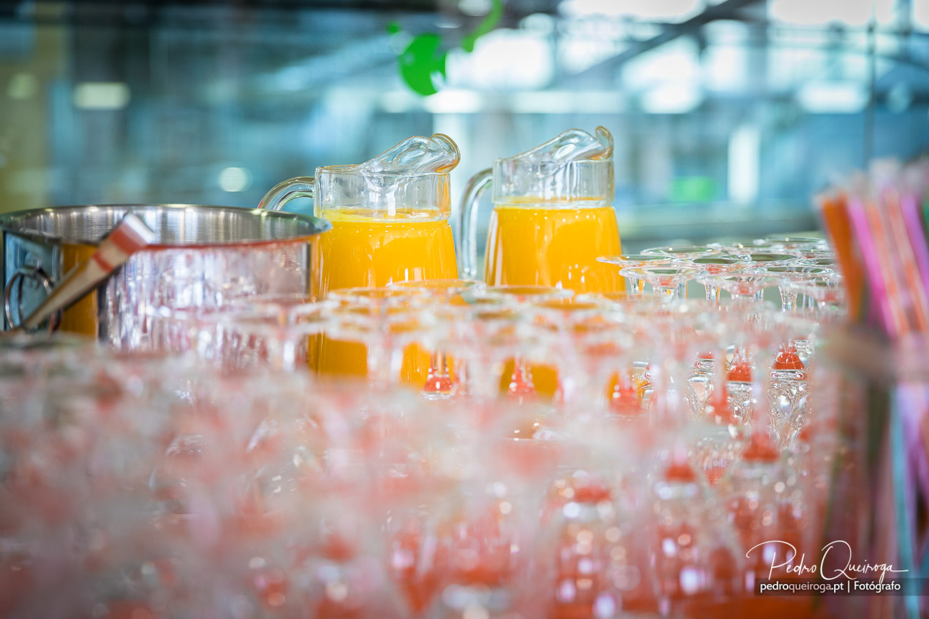 Jarros de sumo de laranja e copos dispostos em buffet de pequeno-almoço de hotel ou imóvel turístico