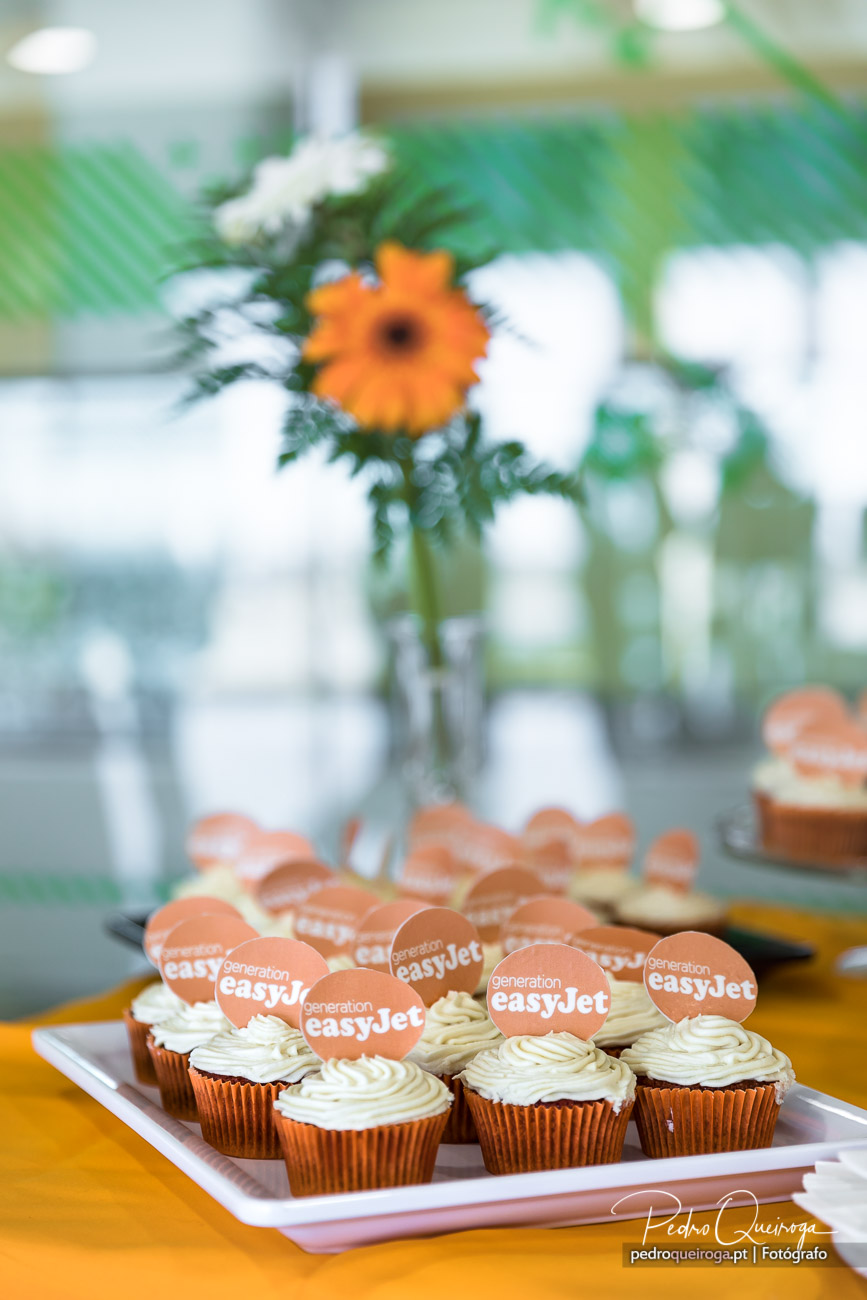 Cupcakes personalizados em evento corporativo, ideal para fotografia imobiliária e comercial em Portugal