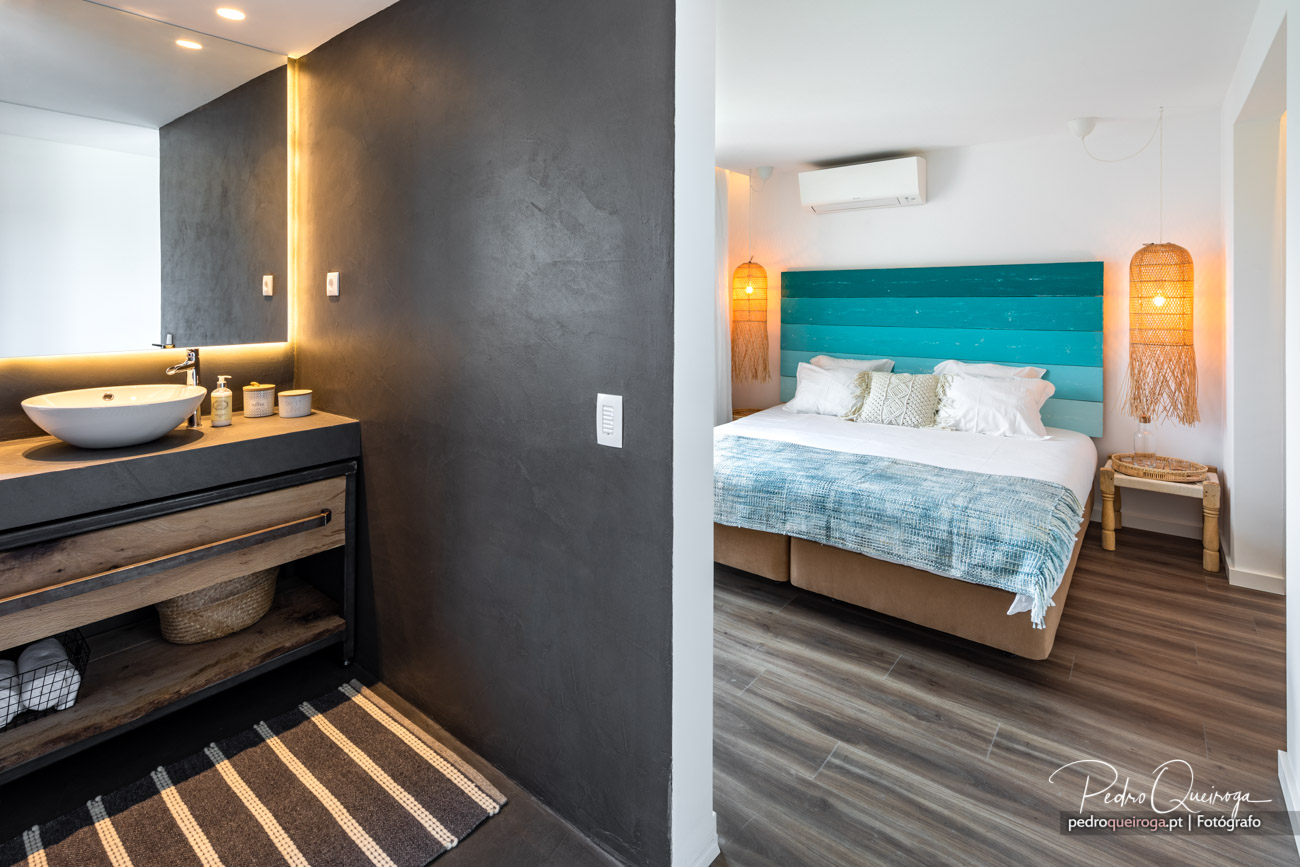 Suite moderna com casa de banho integrada e tons turquesa, perfeita para alojamento no Algarve