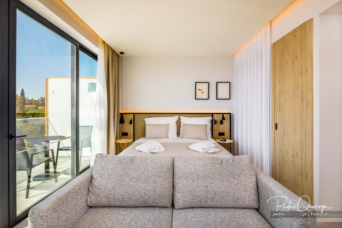 Quarto moderno com varanda, ideal para fotografia imobiliária de hotel ou apartamento turístico