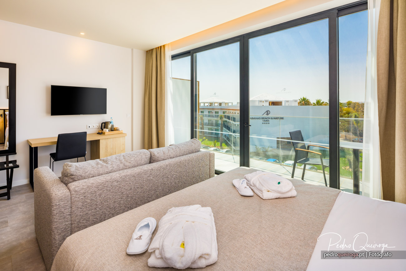 Quarto moderno com varanda e vista mar, perfeito para fotografia de interiores de hotéis em Portugal