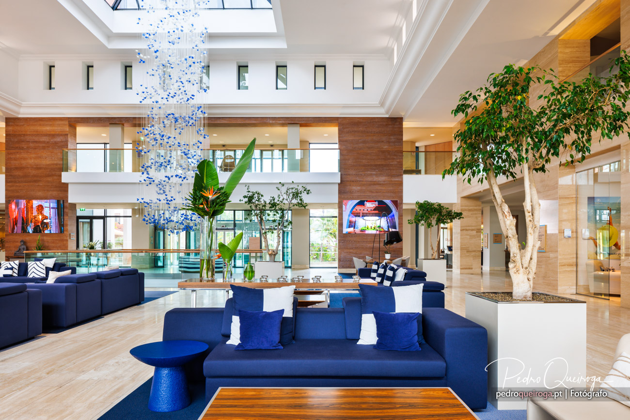 Sofá no hall de entrada da receção