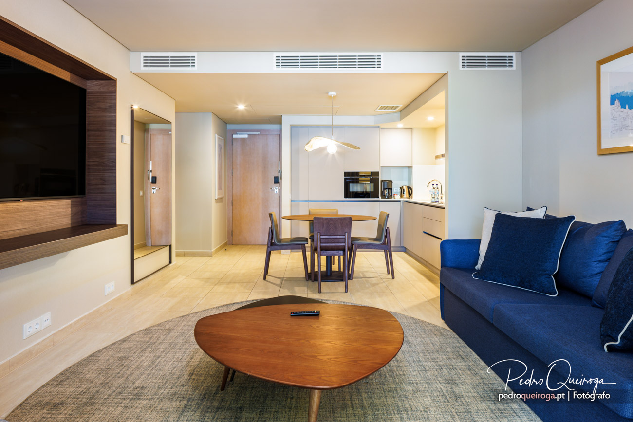 Pormenor fotográfico da mesa triangular da sala