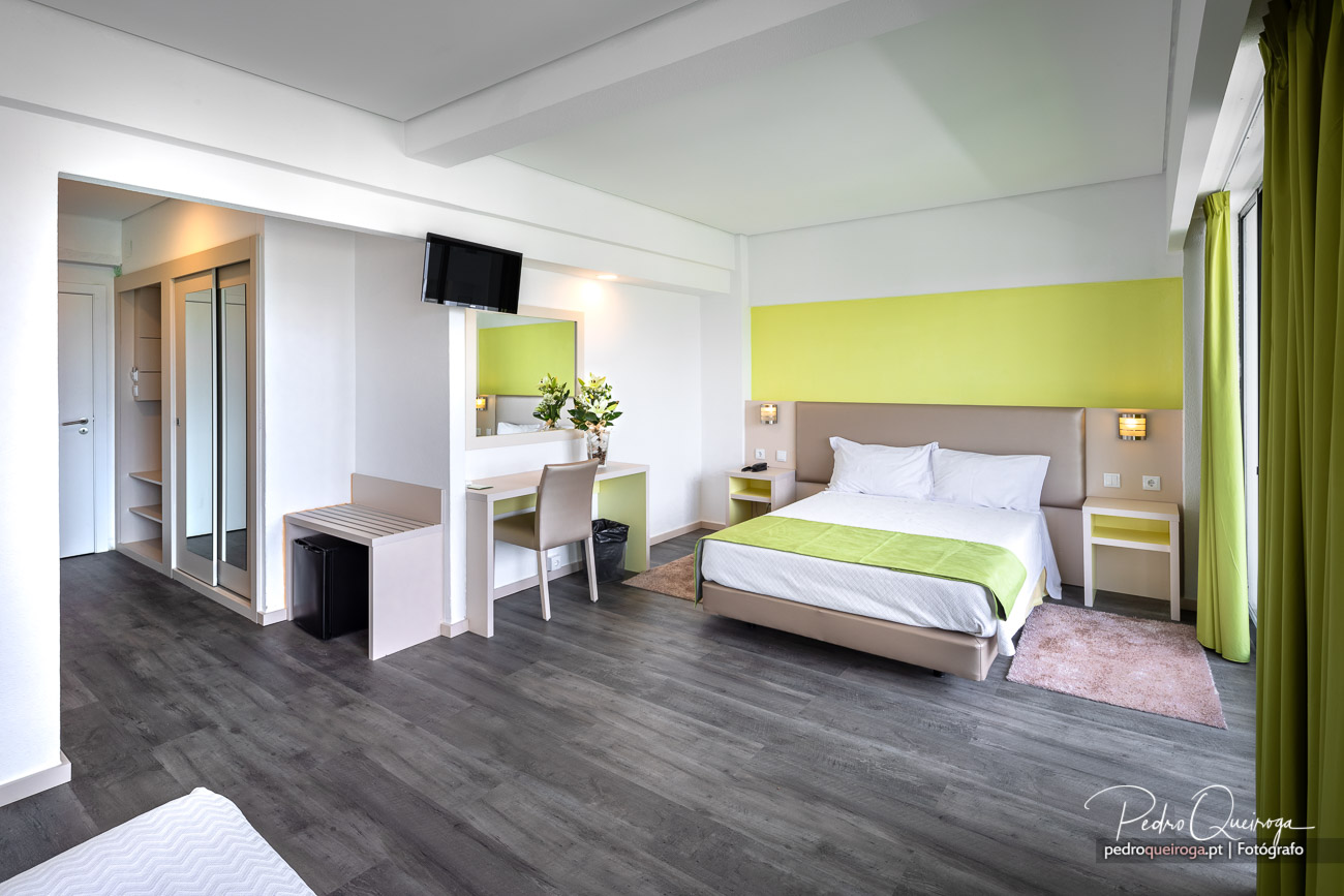 Quarto moderno e espaçoso com detalhes em verde e bege, ideal para fotografia imobiliário de luxo em Portugal