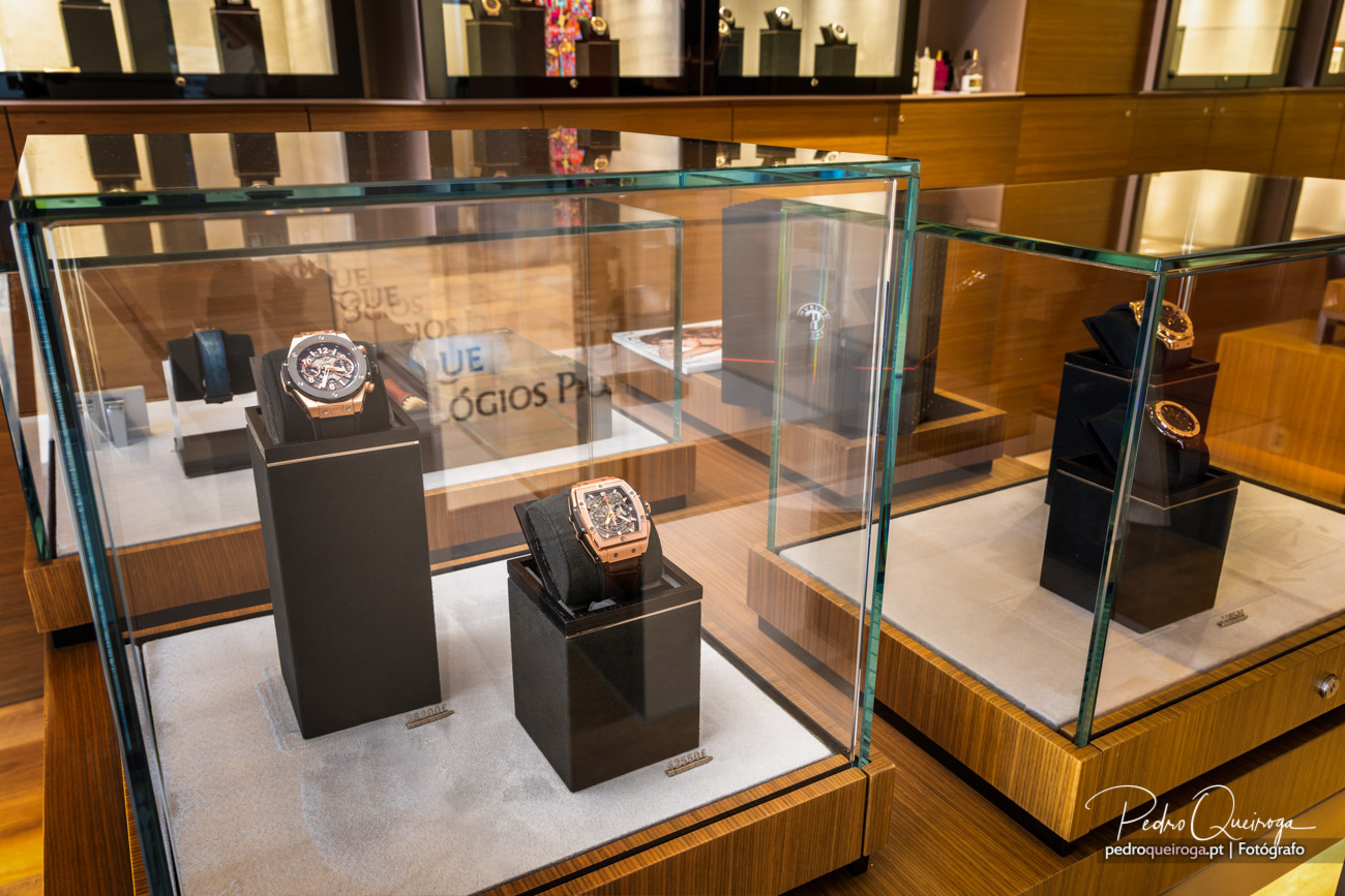 Montra elegante de relojoaria de luxo com vitrines em vidro, ideal para fotografia de interiores de imóveis comerciais