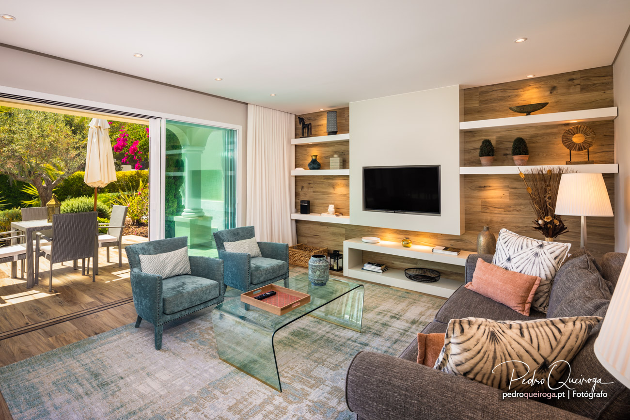 Sala de estar luminosa com acesso direto ao jardim, destacando o conforto e elegância deste imóvel moderno