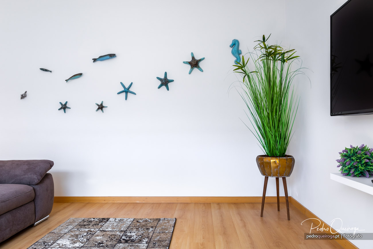Decoração de parede com peixes e estrelas-do-mar em tons azuis realça a arquitetura de interiores moderna.