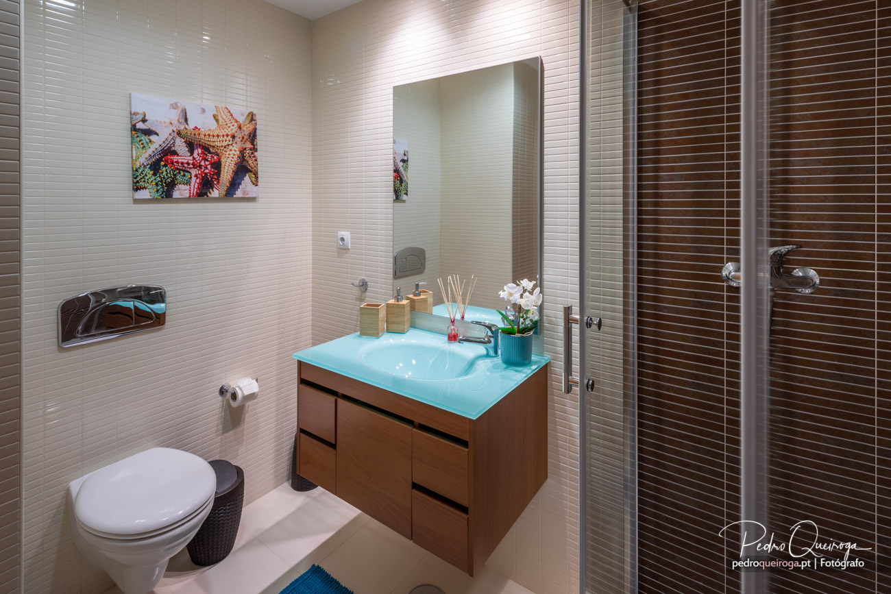 Casa de banho moderna com bancada turquesa, espelho elegante e arquitetura de interiores minimalista