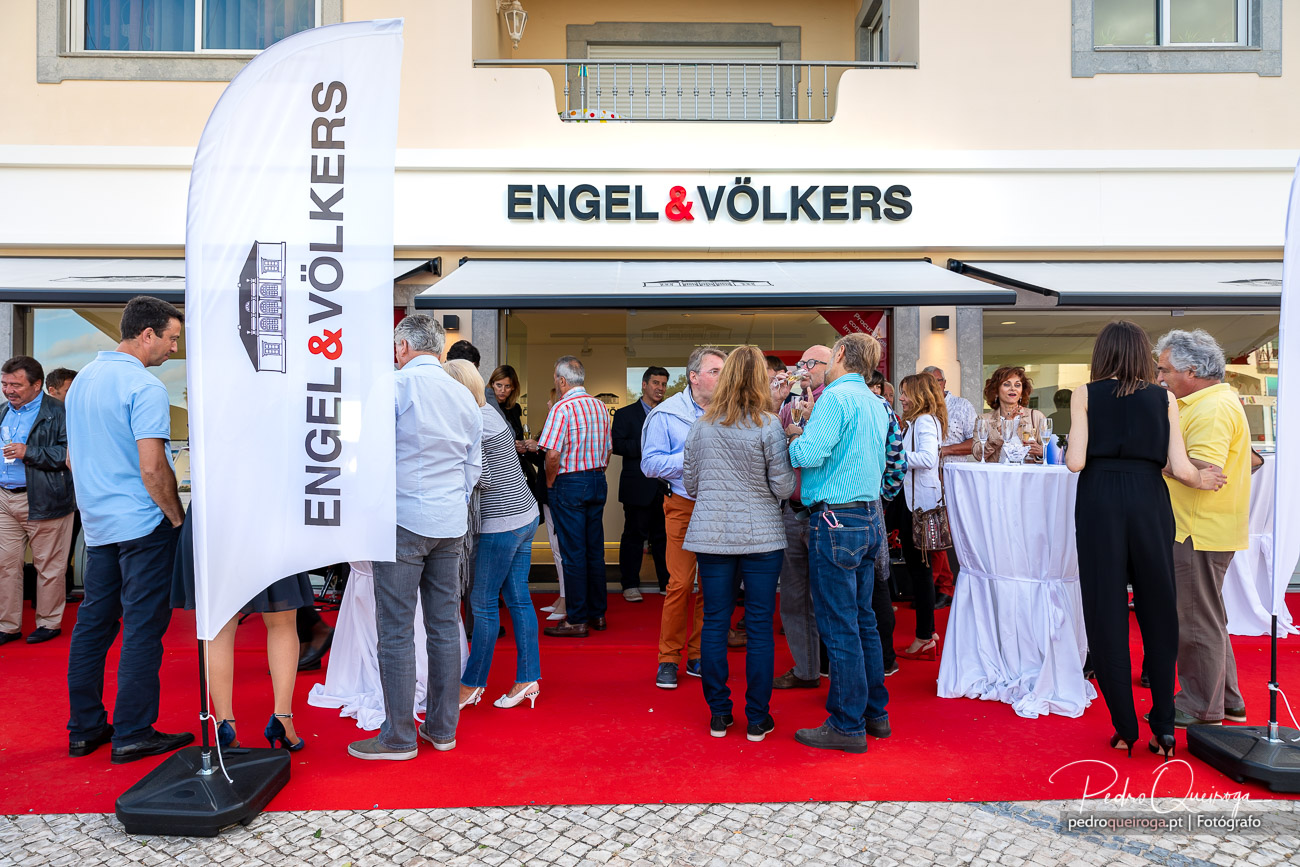 Evento de inauguração da Engel & Völkers com convidados sobre passadeira vermelha em ambiente tipo hotel