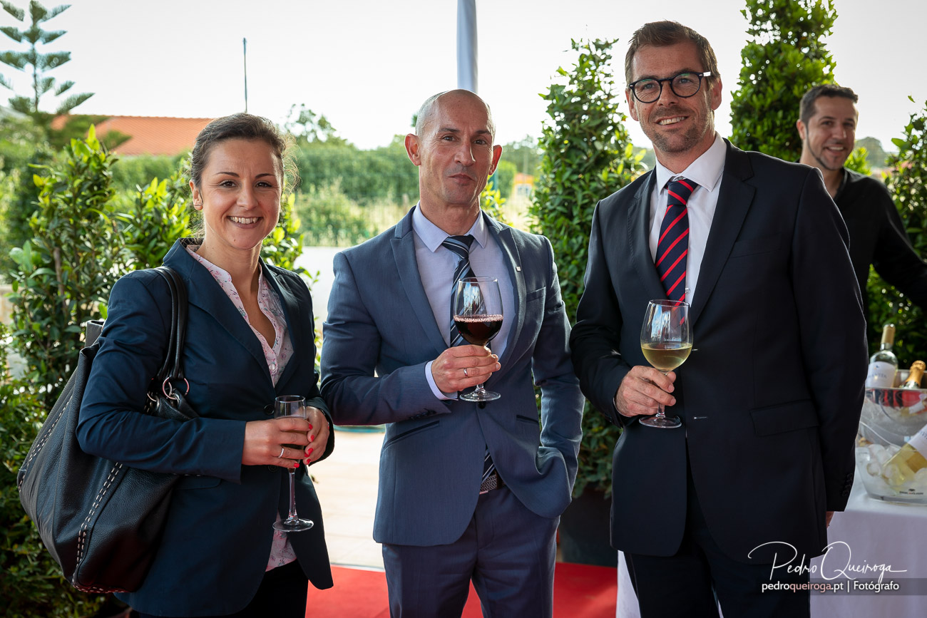 Equipa de profissionais do setor imóveis celebra com vinho num evento corporativo ao ar livre