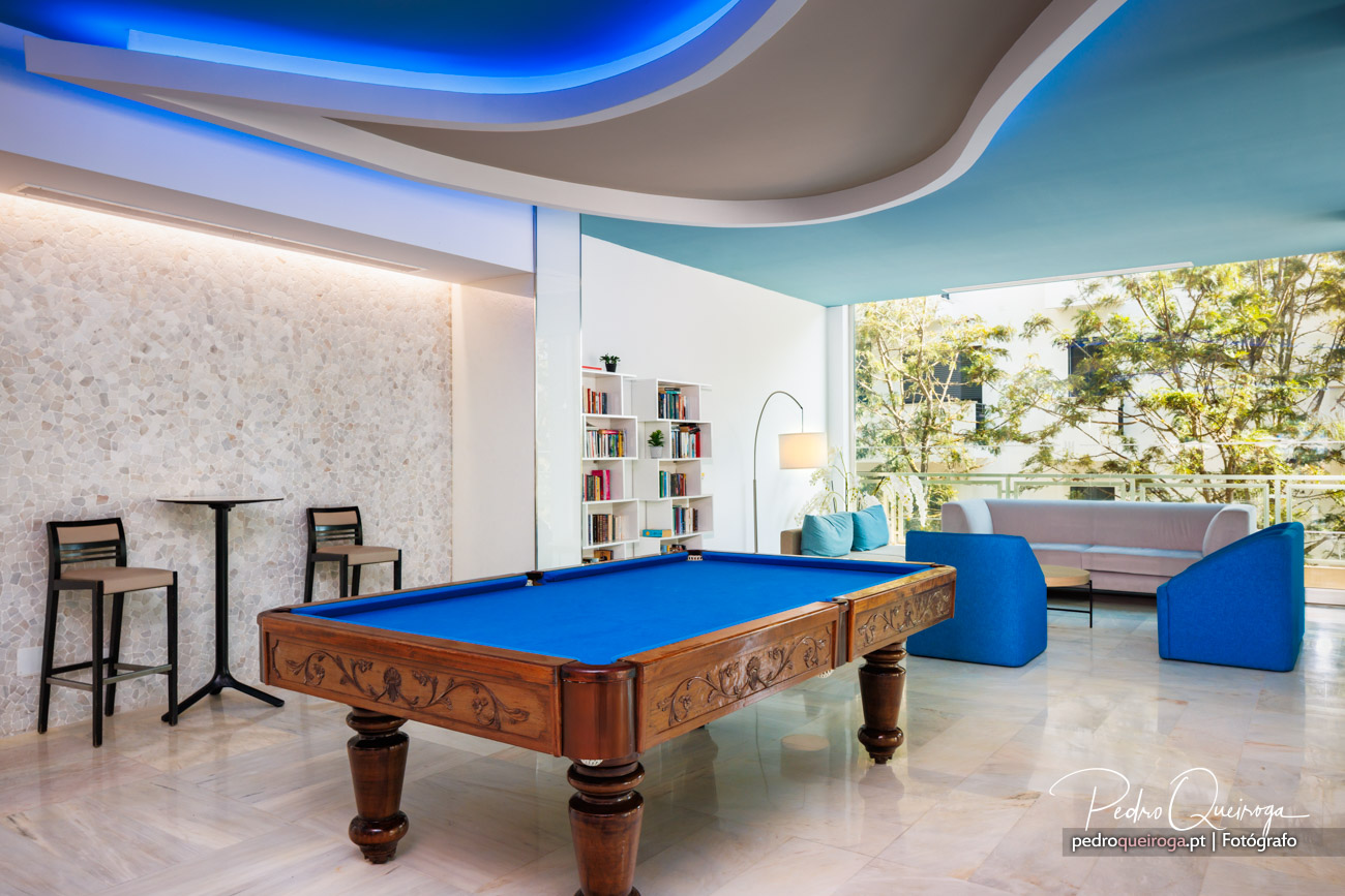 Sala de lazer moderna com mesa de bilhar, design contemporâneo e vista para jardim no Algarve