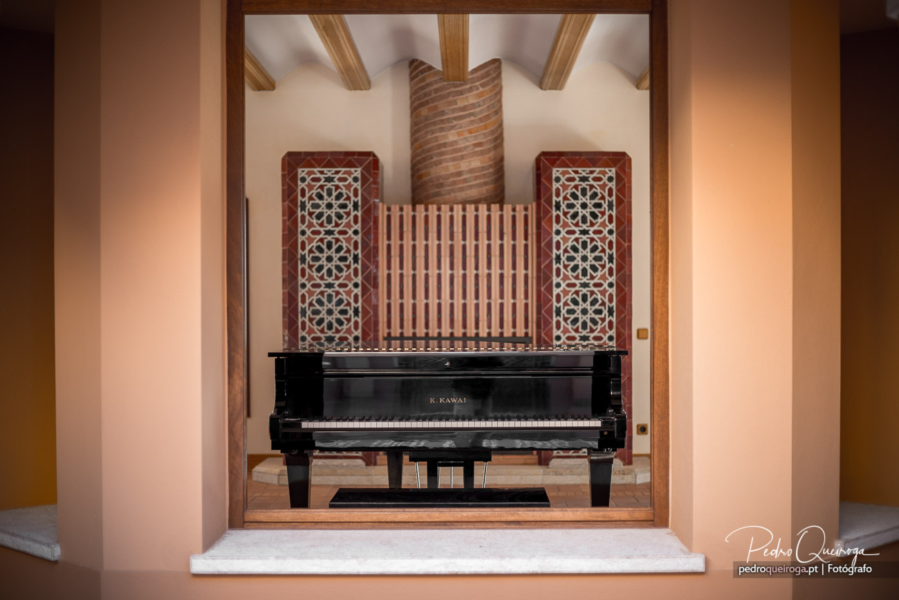 Piano de cauda Kawai em sala elegante com azulejos decorativos, ideal para anúncios imobiliários de luxo