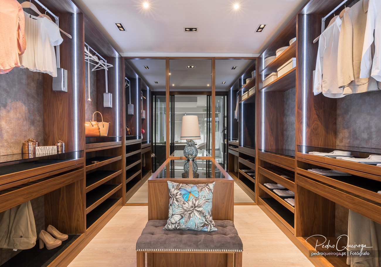 Closet luxuoso em madeira nobre com iluminação LED, ideal para suites de hotéis de cinco estrelas