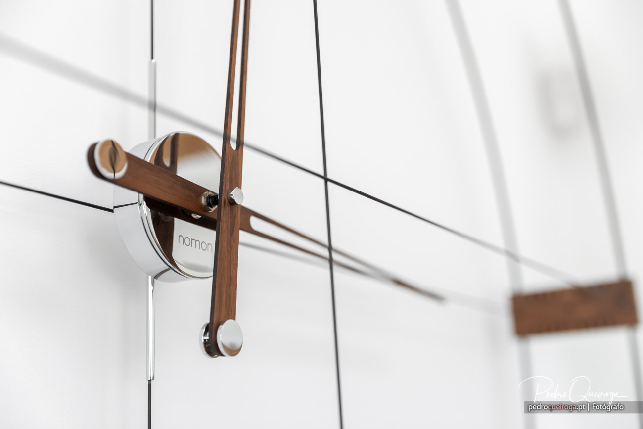 Candeeiro suspenso de madeira e metal com linhas minimalistas, ideal para composições fotográficas de produto e design