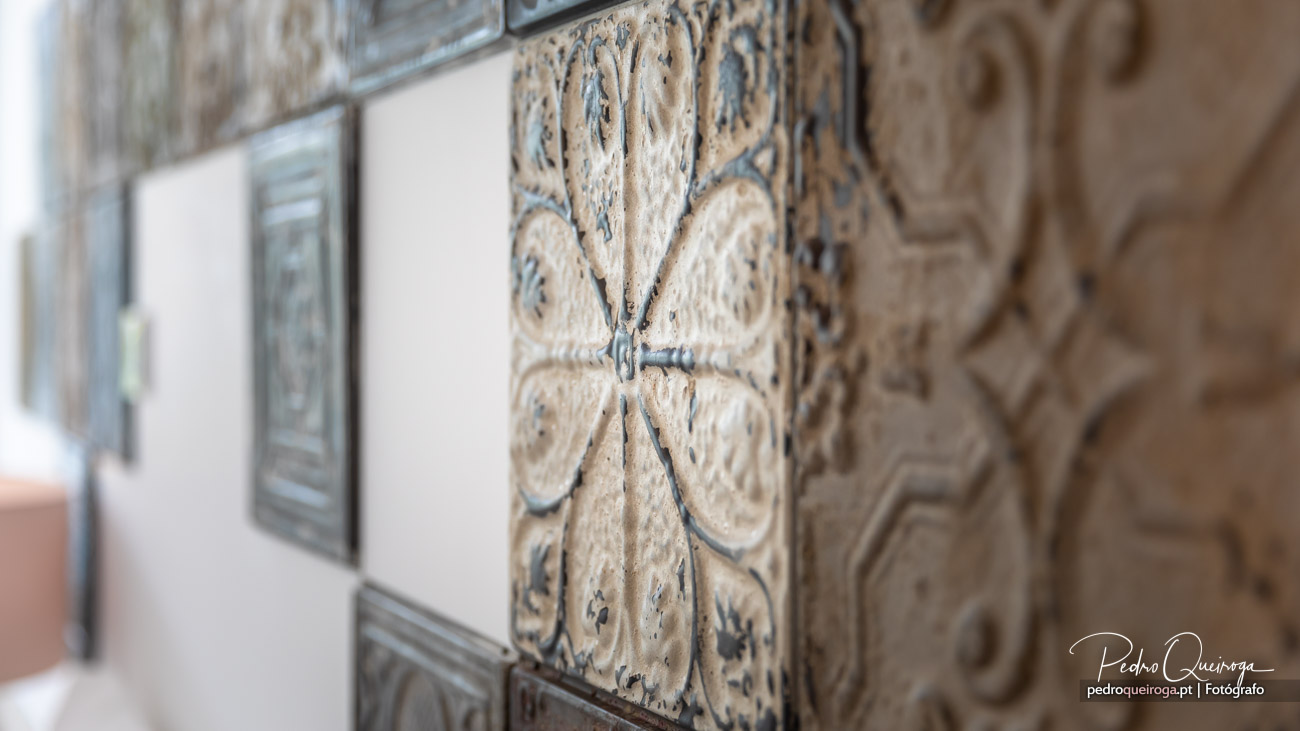 Azulejo antigo com padrão floral em tons bege e azul captado pelo fotógrafo Pedro Queiroga