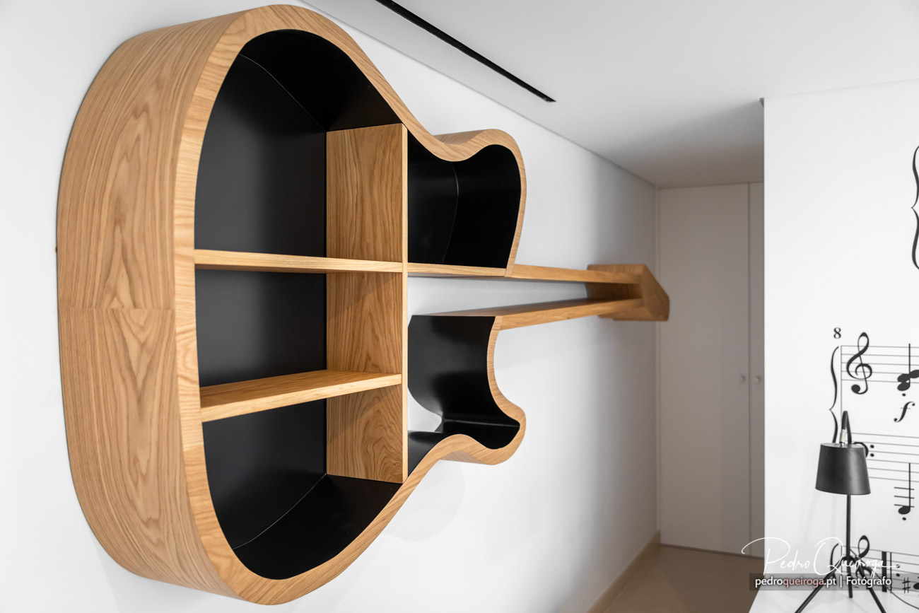 Estante em madeira com formato de guitarra, ideal para decoração criativa em hotéis e espaços modernos