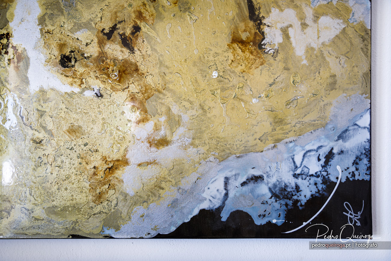 Textura abstrata de parede envelhecida com tons dourados, brancos e azuis, revelando camadas de tinta descascada.