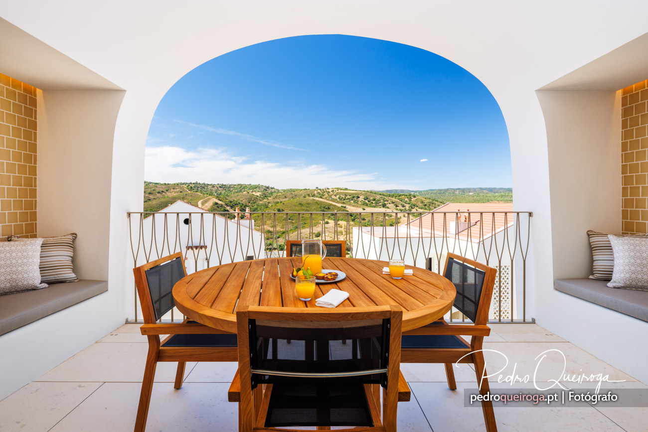 Varanda exterior com mesa de madeira decorada