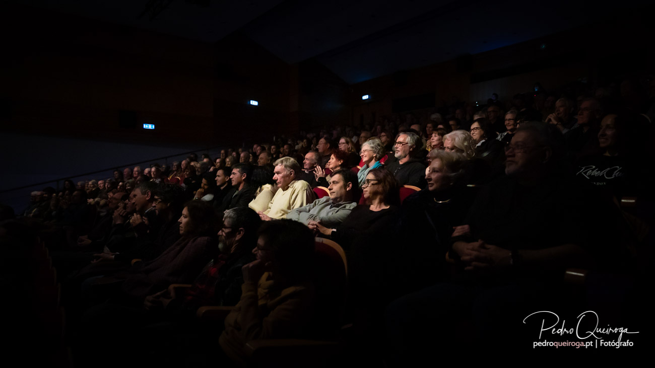 Audiência concentrada numa sala de cinema escura durante um evento cultural no Algarve